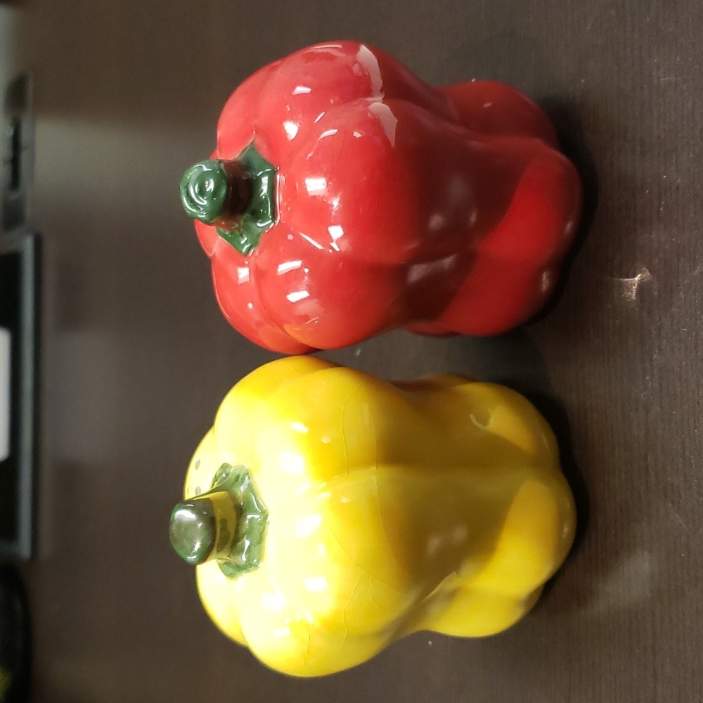 NWOT Ceramic Yellow & Red Pepper Shakers - Picture 3 of 4